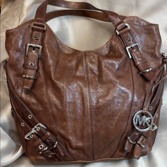Micheal Kors Milo Shoulder Tote w/Dust Bag - Picture 4 of 17